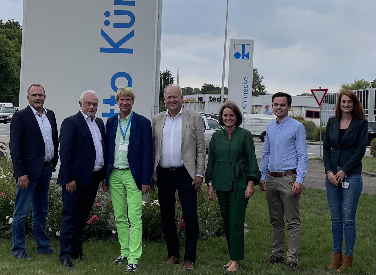 FDP-Vize Wolfgang Kubicki besucht die Firma Otto Künnecke und ist im Gespräch mit Holzmindener Unternehmern.